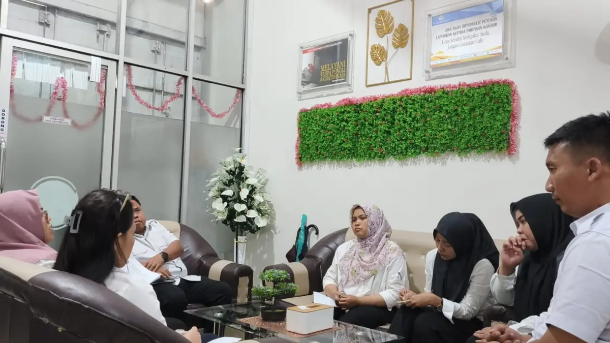 
Koordinator Urusan Pengadaan Tanah dan Pengembangan, Rika Sandhora, S.H saat lakukam  Coaching Clinic bagi Petugas Loket Layanan,  Rabu (12/8/2026). (Foto Liberti H Haloho/Sumut Pos)