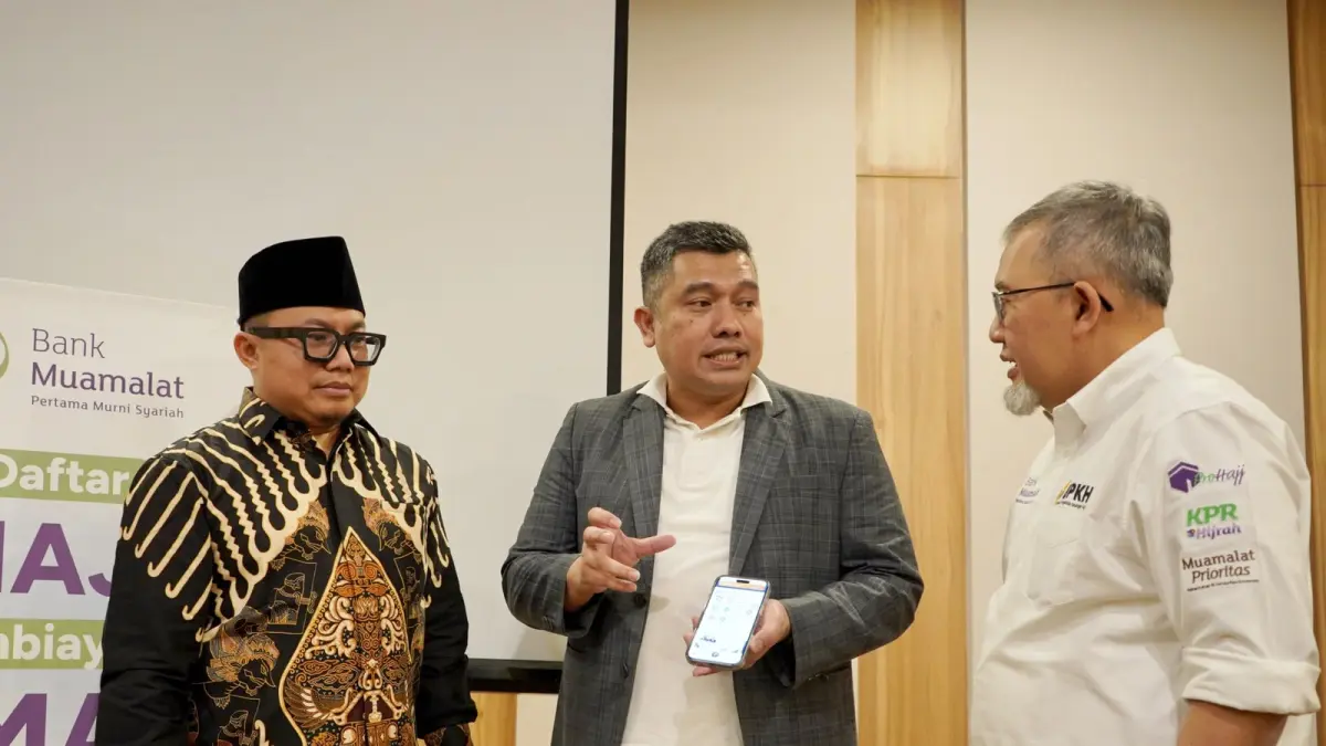 BINCANG: Anggota Badan Pelaksana Badan Pengelola Keuangan Haji (BPKH) Harry Alexander (tengah), Anggota Badan Pelaksana BPKH Indra Gunawan (kiri) dan Direktur Utama PT Bank Muamalat Indonesia Tbk Imam Teguh Saptono (kanan) berbincang di sela Synergy Roadshow 2026 di Medan, Jumat (14/8/2026). (Dok: Bank Muamalat)
