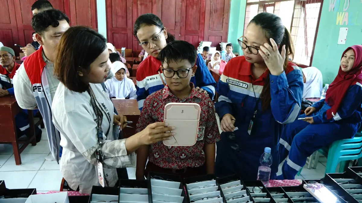 MATA: Petugas melakukan pemeriksaan mata terhadap siswa SDN 050775 Pangkalan Susu dalam program SHU Eco-vation Day: Lensa Energi. (Dok: PHR Zona 1)
