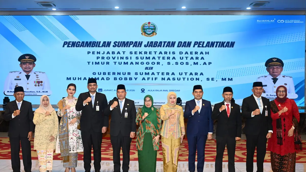 PJ SEKDA: Gubernur Sumut Bobby Nasution mengambil sumpah jabatan dan melantik Timur Tumanggor sebagai Pj Sekdaprov Sumut, di Aula Raja Inal Siregar, Kantor Gubernur Sumut, Jumat (14/8/2026) siang. (Dok : Kominfo Sumut)
