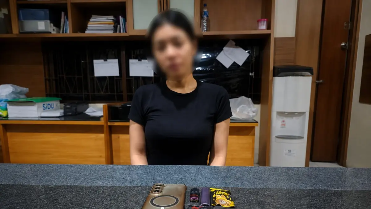 POD GETAR: DW alias UW diamankan berserta barang bukti pod getar yang diduga berisi narkoba. (Dok: Polrestabes Medan)

