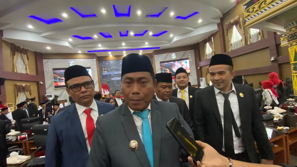 Wabup Lom Lom Suwondo didampingi Ketua DPRD Deliserdang Zakky Shahri, bersama 3 Wakil Ketua DPRD Agustiawan Saragih, Kuzu Serasi Tarigan dan H. Hamdani Syaputra saat diwawancarai. (Batara/Sumut Pos)