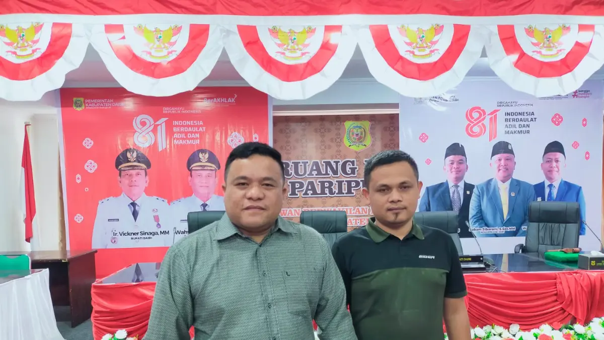DIABADIKAN. Ketua AMDPP Kabupaten Dairi, Oberlin Tua Pasaribu bersama Wakil Ketua, Hasan Simarmata diabadikan disela menghadiri undangan Rapat Paripurna DPRD Dairi mendengarkan pidato kenegaraan Presiden Prabowo, Jumat (14/8/2026).(RUDY SITANGGANG/SUMUT POS)