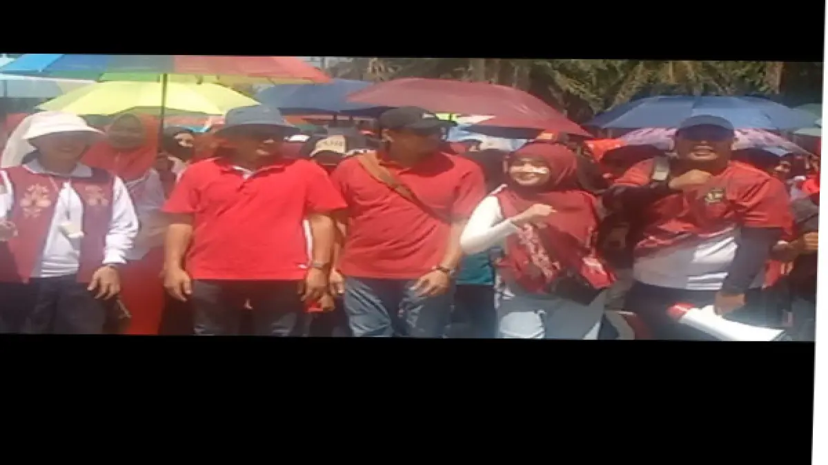 Manager PTPN IV Regional I Kebun Dusun Hulu, Sunggul Sihaloho, SP., QIA, didampingi Ketua IKBI PTPN IV Dusun Hulu, Ny. Reni Sunggul, Askep Rizal Abdillah, SP., APK Alya Naomi Parapat foto bareng dengan karyawan dan masyarakat ketika hendak  berlamgsung jalan santai, Sabtu(15/8/2026) di areal PTPN IV Regional I Kebun Dusun Hulu,.Simalungun. (Foto Liberti H Haloho)