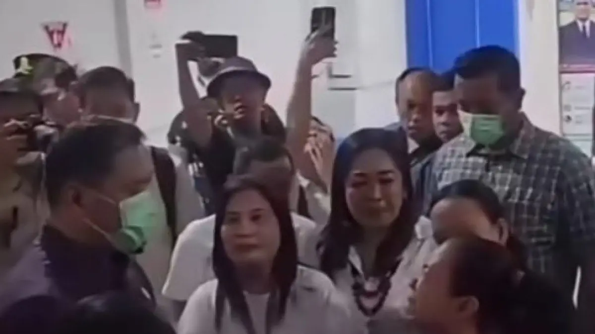 AMUK: Orang tua pelajar yang jadi korban keracunan MBG amuk Kepala BGN. (Repro)