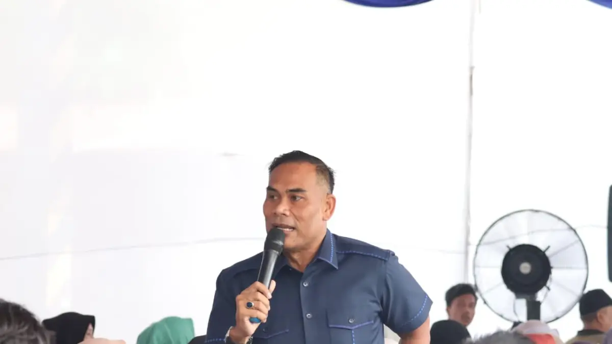 Sekretaris Fraksi Partai NasDem DPRD Kota Medan, Saipul Bahri saat  Sosialisasi Peraturan Daerah (Perda) No. 10 tahun 2021 tentang Ketentraman dan Ketertiban Umum (Trantibum) di Jalan Pancing 1, Lingkungan VI, Kelurahan Besar, Kecamatan Medan Labuhan, Minggu (16/8/2026).(Istimewa/Sumut Pos)