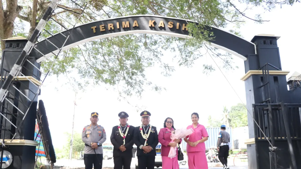 Kapolres Serdang Bedagai AKBP Jhon Sitepu, S.I.K., M.H. melepas 2 personel purna bakti AKP (Purn) John Harto Panjaitan, S.Sos., S.H., M.H  dan Aiptu (Purn) Sukadenan, S.Pdi. ( dok/ humas)