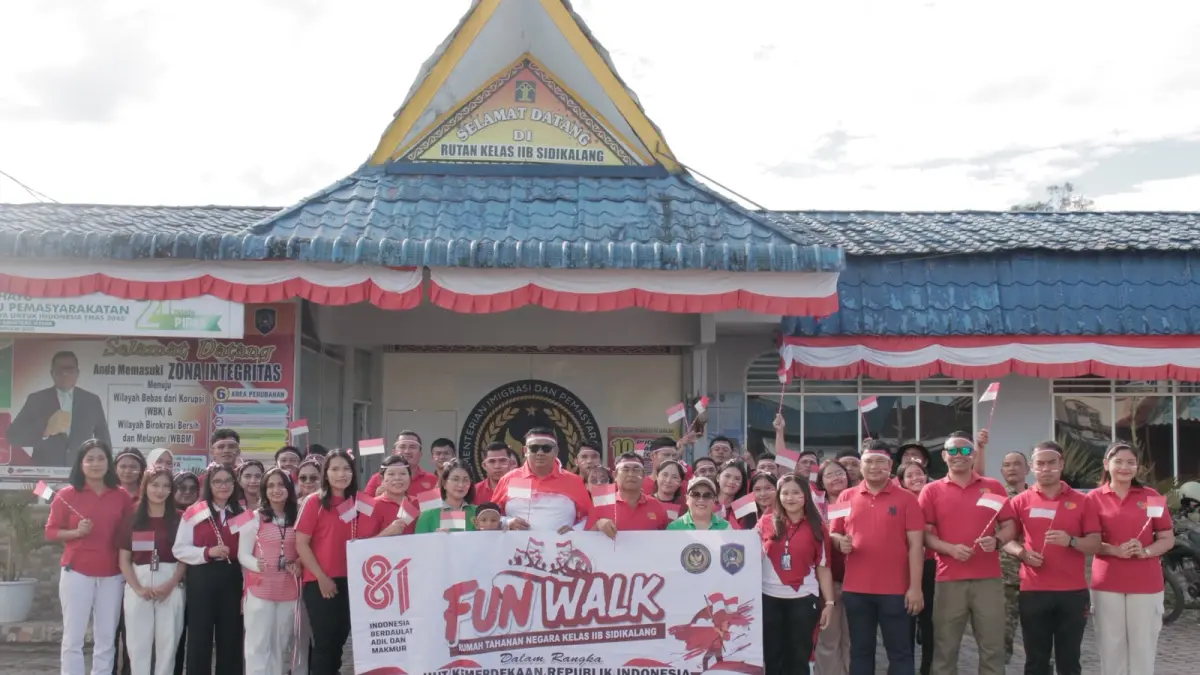 Kepala Rutan Kelas IIB Sidikalang, Loviga Ferdinanta Sembiring bersama jajaran gelar fun walk jalin kebersamaan dan meriahkan HUTRI ke-81, Sabtu (15/8/2026).(RUDY SITANGGANG/SUMUT POS)