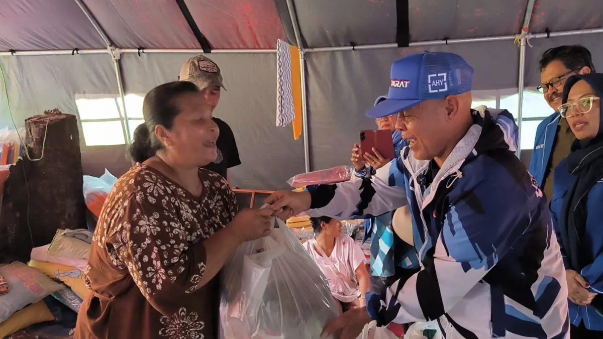 
Ketua DPC Partai Demokrat Binjai, Juli Sawitma Nasution (kanan) saat memberikan bantuan sembako kepada korban kebakaran yang mengungsi di posko. (Teddy Akbari/Sumut Pos)