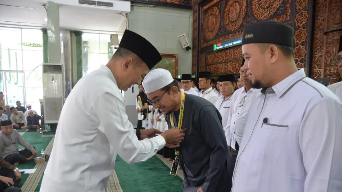 Ketua YHA H. Musa Rajekshah melakukan pengukuhan dewan hakim pada kegiatan pelaksanaan MTQ Yayasan Haji Anif ke 7 di Masjid Al Musannif Komplek Cemara Asri, Minggu (16/8/26). (Istimewa/Sumut Pos)