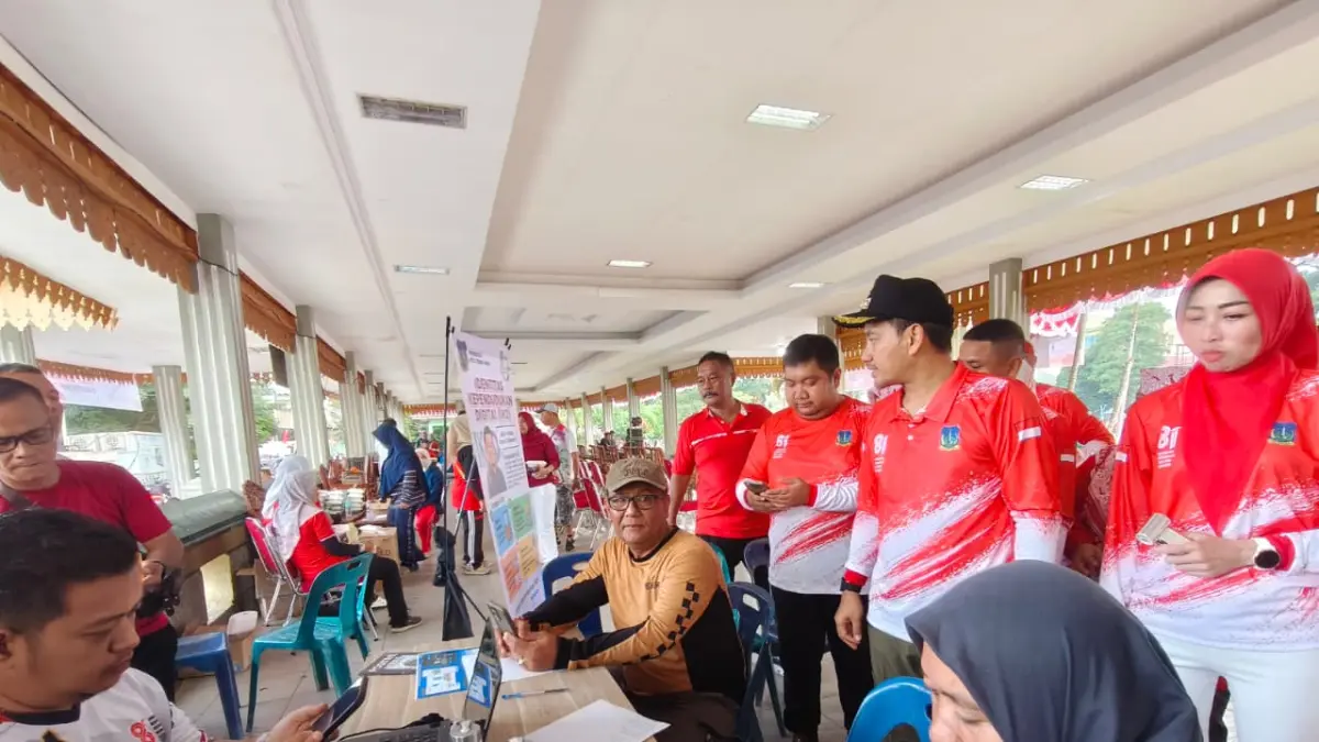Wali Kota TebingTinggi H. Iman Irdian Saragih bersama Ketua TP PKK KotaTebing— Tinggi Ny. Hj. Susmira Wanti Iman Irdian Saragih meninjau pelayanan Disdukcapil pada kegiatan Car Free Day di Alun-Alun Sri Mersing, (16/8/2026). Keduanya didampingi Plt Kepala Disdukcapil Kota TebingTinggi Ramadhan Barkah Pulungan.(Azan Purba/Sumut Pos)