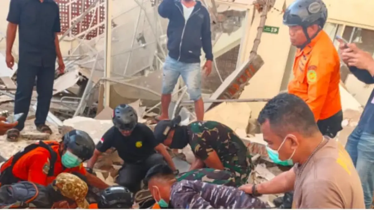 Para prajurit TNI bersama petugas dari instansi lain membantu korban terdampak gempa bumi magnitudo 7,7 di NTT pada Rabu (15/8). (TNI)