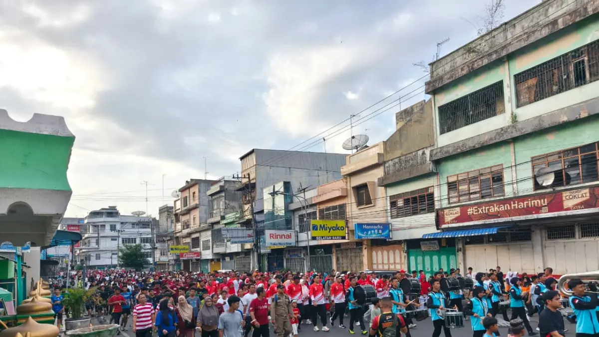 Warga Kota Tebingtinggi mengikuti kegiatan jalan santai dalam rangka memeriahkan HUT ke-81 Kemerdekaan Republik Indonesia di Jalan MT. Haryono,  Kota,  Tebingtinggi Minggu (16/8/2026). (Azan Purba / Sumut Pos)