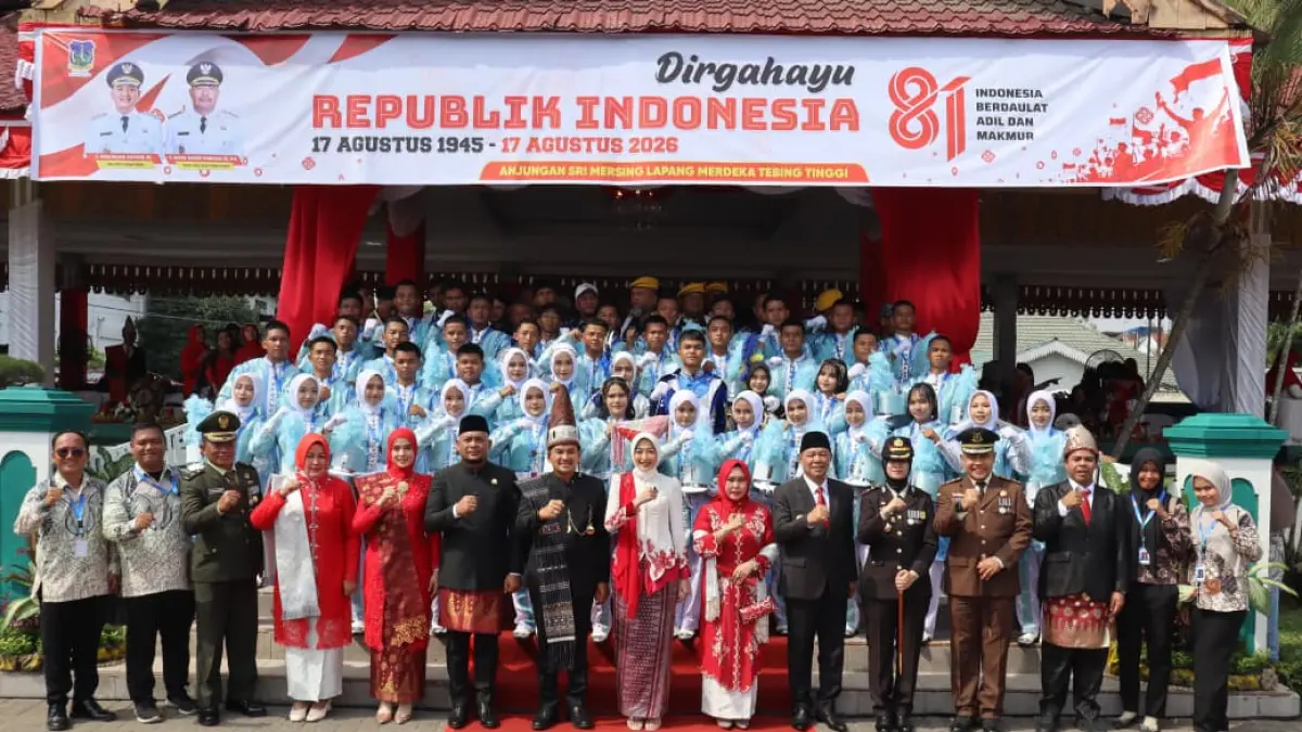 Wali Kota Tebingtinggi H. Iman Irdian Saragih bersama Ketua TP PKK Ny. Hj. Susmira Wanti Iman Irdian Saragih, jajaran Forkopimda, pejabat daerah, serta peserta upacara berfoto bersama usai Upacara Peringatan HUT ke-81 Kemerdekaan RI di Lapangan Merdeka, Jalan Dr. Sutomo, Tebing Tinggi, Senin (17/8/2026). (Azan Purba/ Sumut Pos)