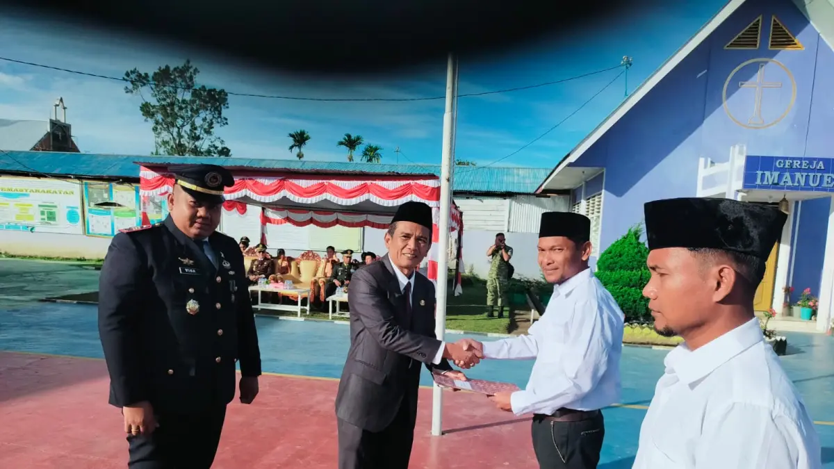Asisten 3 Administrasi Umum, Dapot Hasudungan Tamba bersama Kepala Rutan Kelas IIB Sidikalang, Loviga Ferdinanta Sembiring menyerahkan remisi kepada 2 WBP, Senin (17/8/2026). (RUDY SITANGGANG/SUMUT POS)