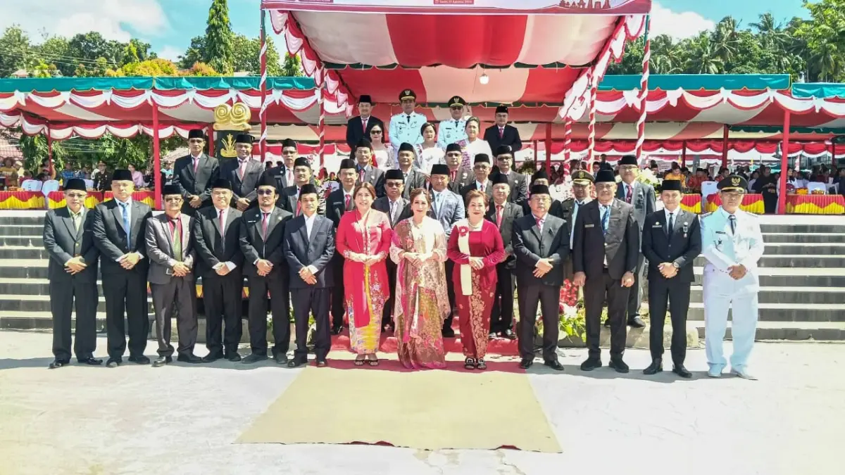Bupati dan Wakil Bupati Nias Selatan pada saat foto bersama dengan kepala OPD usai penaikkan bendera merah putih.  (Eriusman Duha/Sumut Pos)