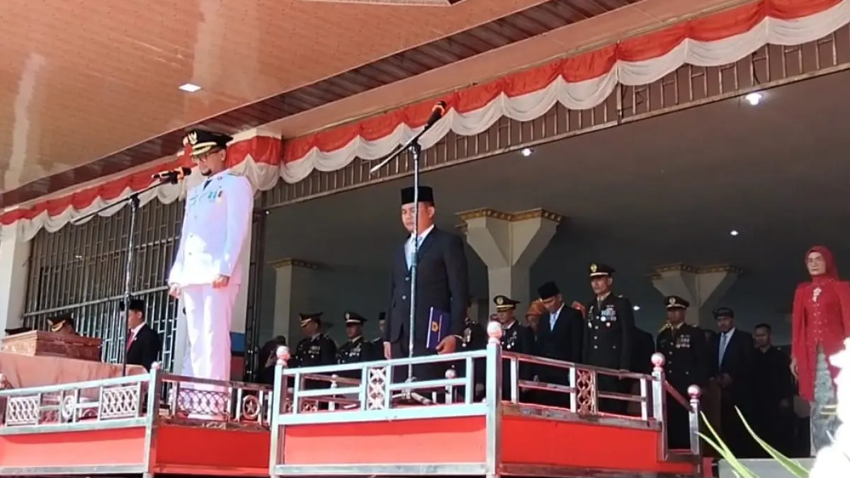 Bupati Fery Sahputra Simatupang S.H saat memimpin upacara Bendahara HUT RI ke-81. (Khairuddin/Sumut Pos)