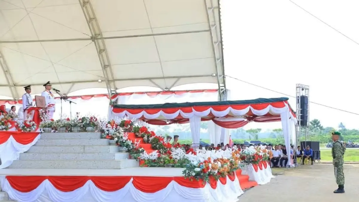  Bupati Hendri Yanto Sitorus Bertindak sebagai Inspektur Upacara HUT ke-81 Kemerdekaan RI. ( Asri Tarigan/Sumut Pos )