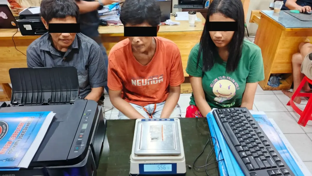 JUAL: Polisi menggerebek rumah yang diduga menjadi lokasi penjualan sabu di Jalan Perintis, Kecamatan Percut Seituan, Minggu (16/8). (Dok: Polrestabes)

