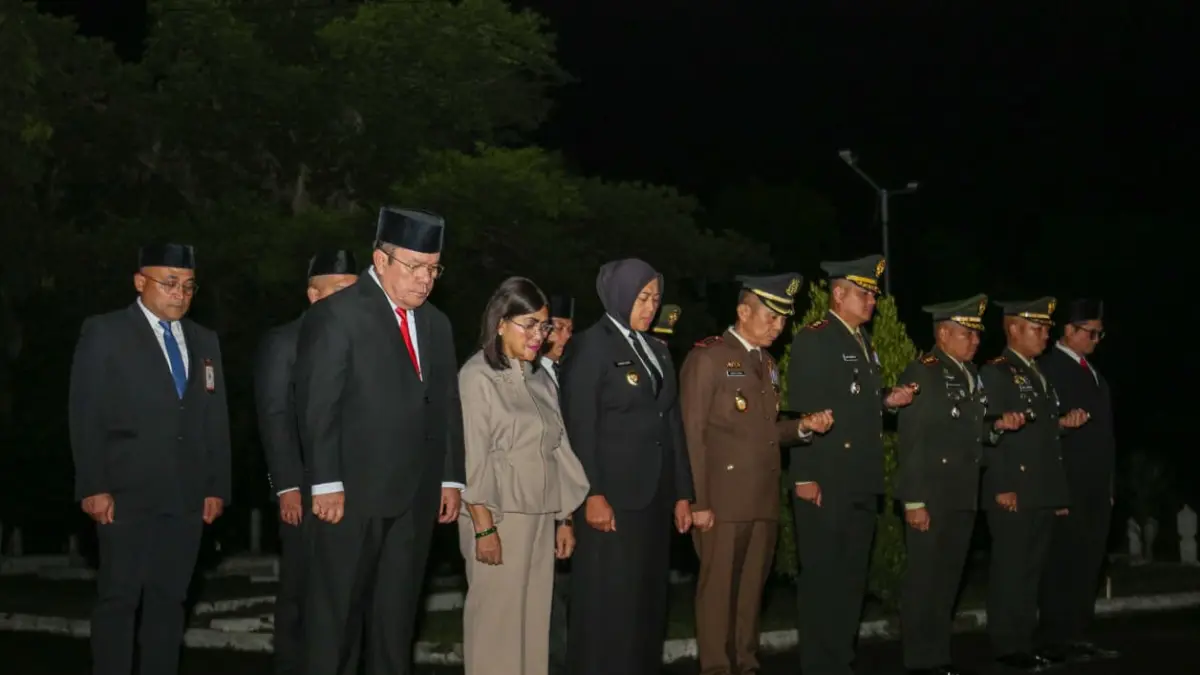 Suasana hening cipta pada apel kehormatan dan renungan suci di Taman Makam Pahlawan. (Pra Evasi/Sumut Pos)