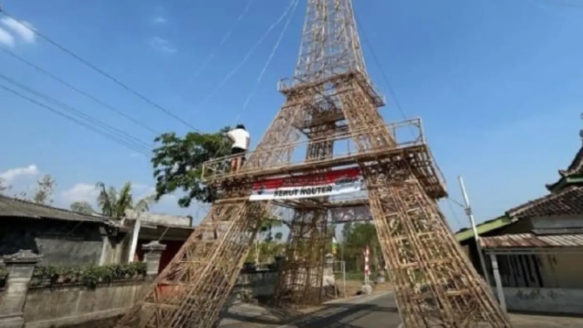 Warga Dusun Serut, Jawa Tengah, menghadirkan karya unik berupa replika Menara Eiffel setinggi 23 meter yang dibuat dari bambu.(Instagram @cretivox)
