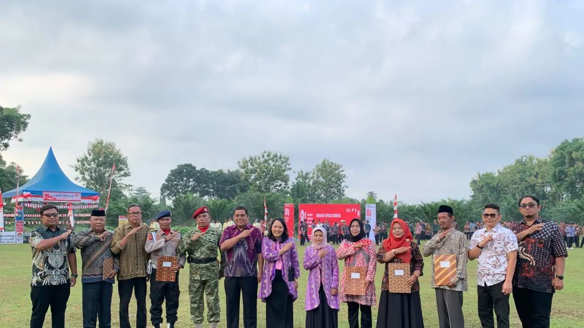 Asisten Kepala Tata Usaha Indra Roy A. Sinuhaji,   Askep Tanaman Chandra Simanjorang, , Asisten Personalia Kebun Junaidi Abdillah, Koordinator Keamanan Mayor (Purn) J. Sinanjuntak, dan jajaran managemen PTPN IV Kebun TIU usai serahkan   apresiasi kepada 3 orang pemanen terbaik kebun sawit di acara HUT RI ke 81 di PTPN IV Regional II Kebun Tanah Itam Ulu (TIU), Batubara. (Liberti H Haloho/Sumut Pos)
