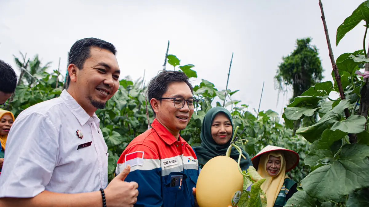 BUKA: Field Manager (FM) Pertamina EP Rantau Field, Tomi Wahyu Alimsyah bersama stakeholder membuka wisata petik melon di Kampung Tanjung Seumantoh, Karang Baru, Aceh Tamiang. Pertamina EP Rantau Field bagian Pertamina Hulu Rokan (PHR) Zona 1 merancang Program Pelibatan dan Pengembangan Masyarakat (PPM) untuk membantu mitra binaan kembali mandiri pascabanjir. (Dok: PHR Zona 1)