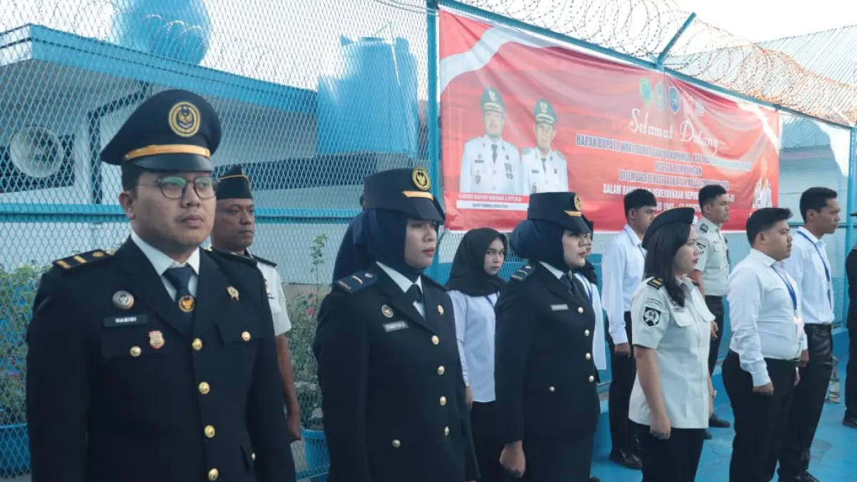 Acara penyeraan remisi kepada warga binaan Lapas Kelas III Gunung usai menggelar upacara bendera perayaan HUT RI ke-81. (Mitra Harahap/Sumut Pos)