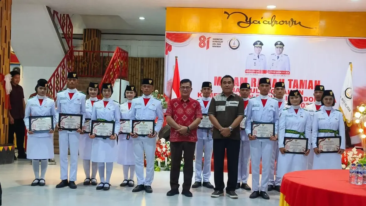 Bupati dan Wakil Bupati Nias Selatan foto bersama dengan anggota Paskibraka usai menyerahkan penghargaan. Senin, (17/8/2026). (Eriusman Duha/Sumut Pos)
