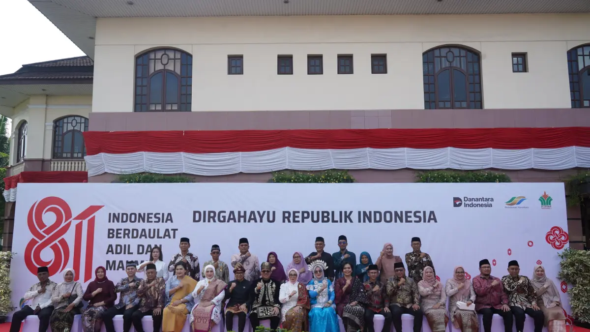 FOTO BERSAMA: Karyawan PTPN IV Regional I foto bersama pada kegiatan HUT Kemerdekaan Republik Indonesia di Region Office PTPN IV Regional I, Jalan Sei Batanghari No. 2, Medan, Senin (17/8/2026). (DOK: PTPN IV Regional I)