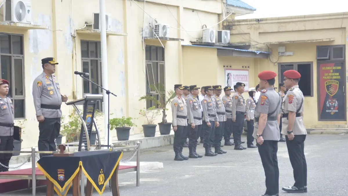 Kapolres Labusel AKBP Rosef Efendi S.I.K.,M.H.,CPHR Pimpin Upacara Sertijab. (Khairuddin/Sumut Pos)