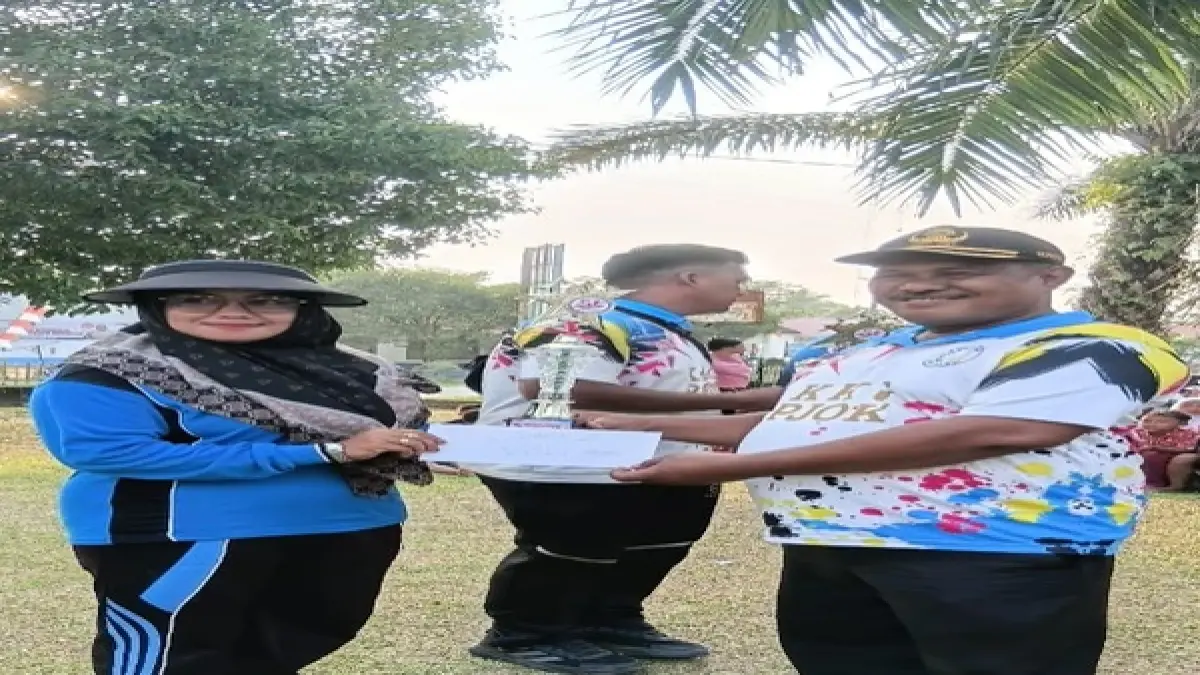 Korwil Aek Kuo, Salman (kanan) serahkan Tropi dan dana pembinaan kepada pihak sekolah. (Dok : Korwil Aek Kuo/Sumut Pos)