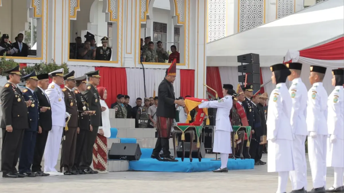 Penyerahan Bendera Pusaka Merah Putih oleh Gubernur Sumatera Utara kepada Petugas Pengibar Bendera  HUT RI ke 81 di Lapangan Astaka Pancing, Medan.(Istimewa/Sumut Pos)