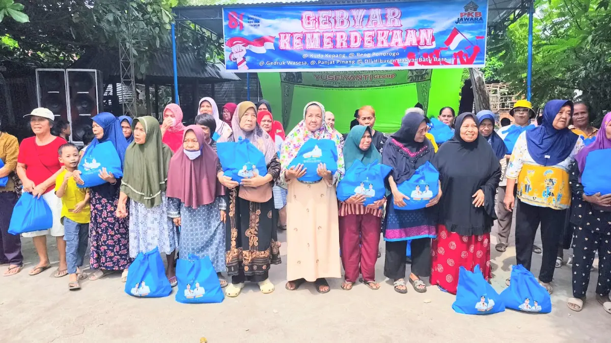 Sebanyak 60 warga kurang mampu beroleh berkah HUT Kemerdekaan RI ke 81, Senin(17/8/2026). (Foto Liberti H Haloho/Sumut Pos)