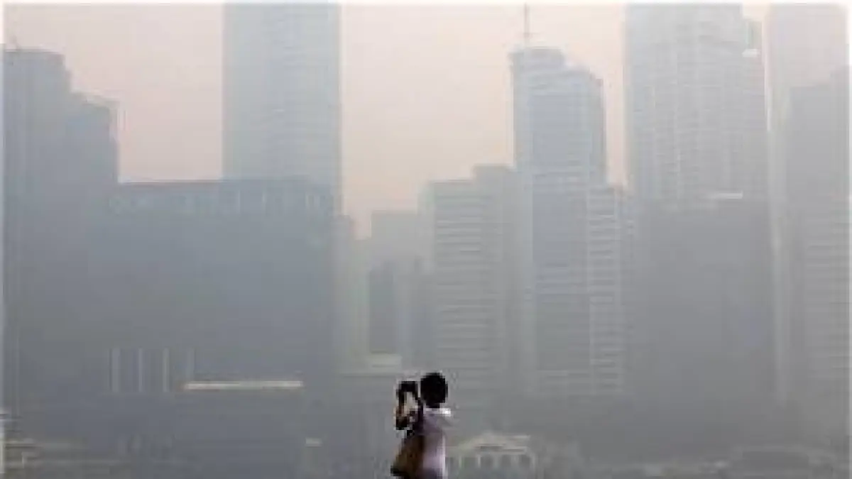 Seorang wisatawan mengabadikan kabut asap yang semakin parah menyelimuti Malaysia. (liputanislam)