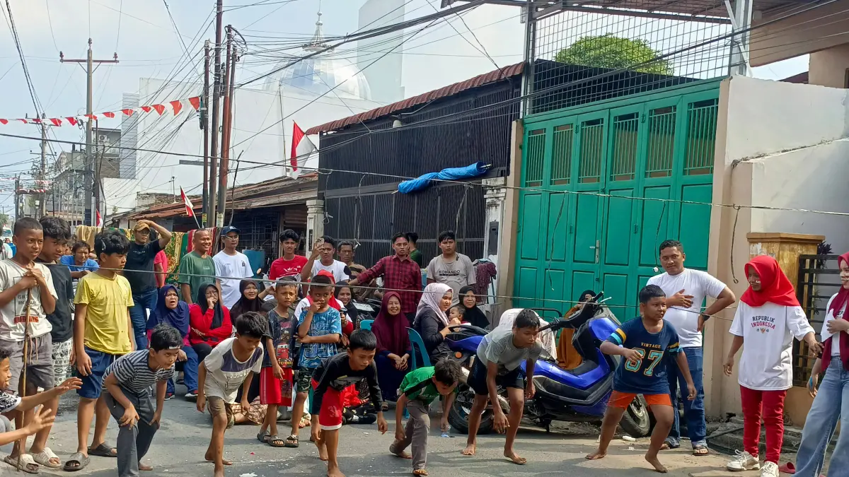 START LARI: Sejumlah anak usia sekolah tampak bersiap melakukan start lomba lari memeriahkan HUT ke-81 RI di Lingkungan III TSM III Kecamatan Medan Denai, Senin (17/8/2026). (Dok Pribadi)