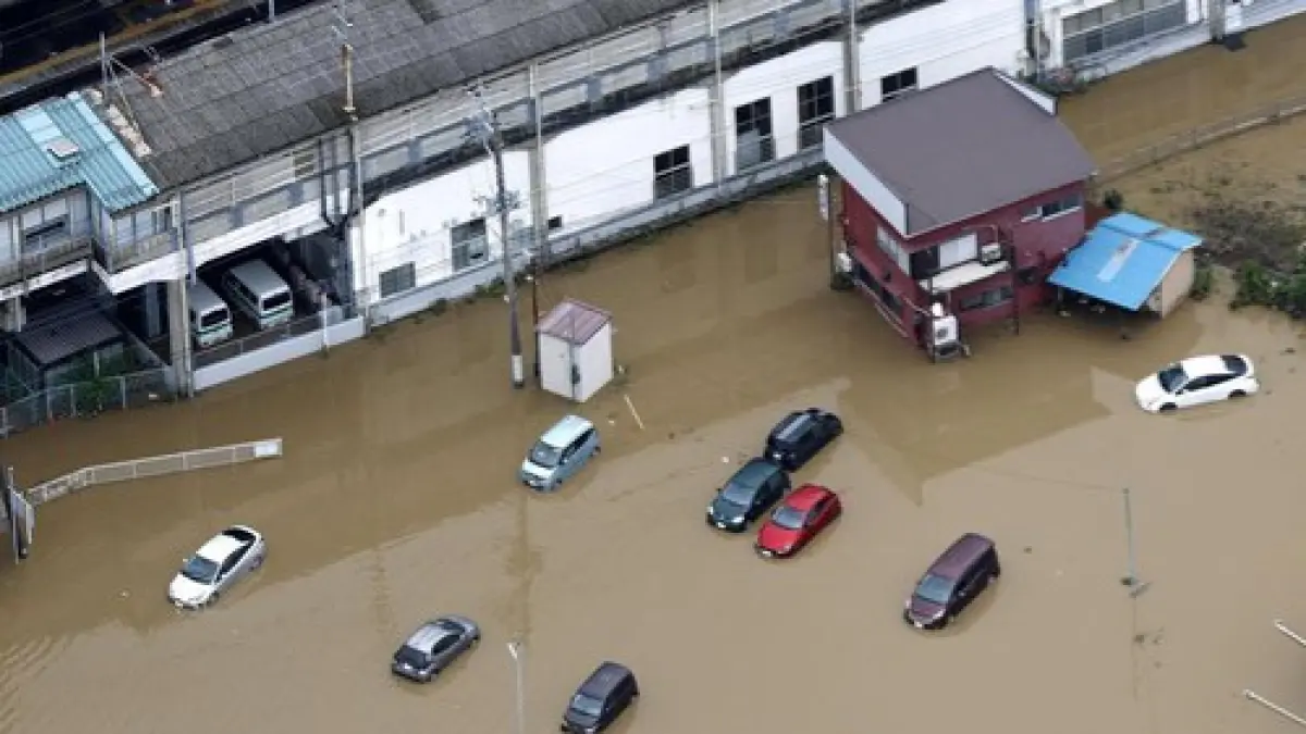 TINGGAL: Ribuan mobil yang ditinggalkan di jalanan saat banjir di Prefektur Chiba, Jepang. (Dok: Kyodo)