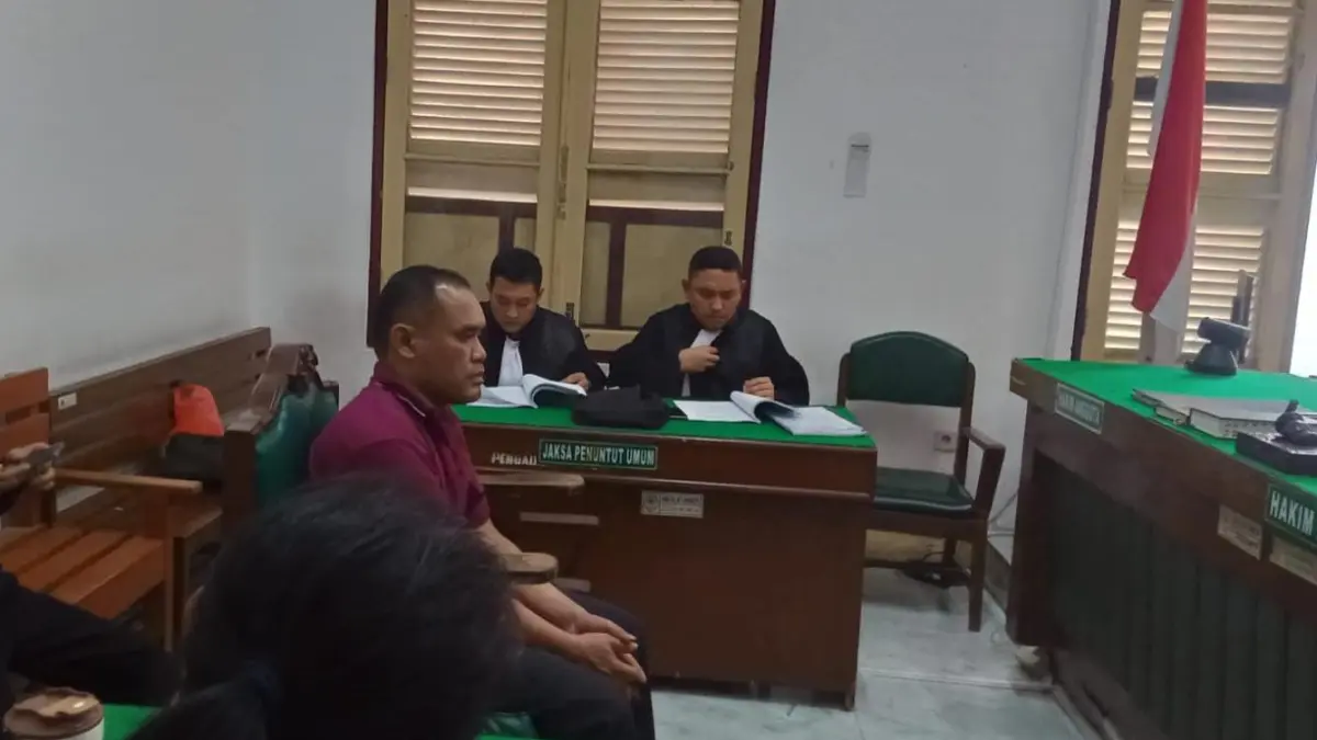 TIPIKOR: Mantan pejabat Dishub Siantar, Tohom Lumbangaol saat menjalani sidang di Pengadilan Tipikor Medan. (Dok: Gusman/Sumut Pos)
