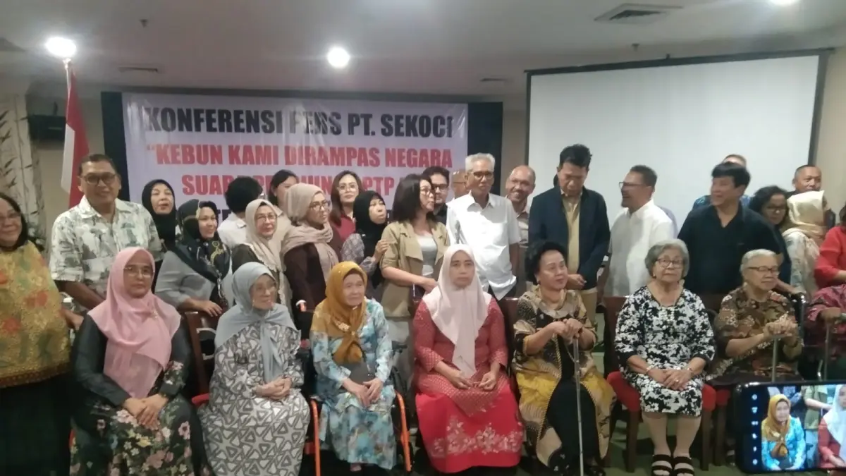 Sejumlah pensiunan PTP III yang menjadi pendiri, pemegang saham, dan pengurus PT Sekoci menggelar konferensi pers terkait pengambilalihan pengelolaan kebun sawit seluas 358,17 hektare di Kabupaten Langkat, Sumatera Utara, Selasa (18/8/2026). (Foto: Ade Zulfi/Sumut Pos)