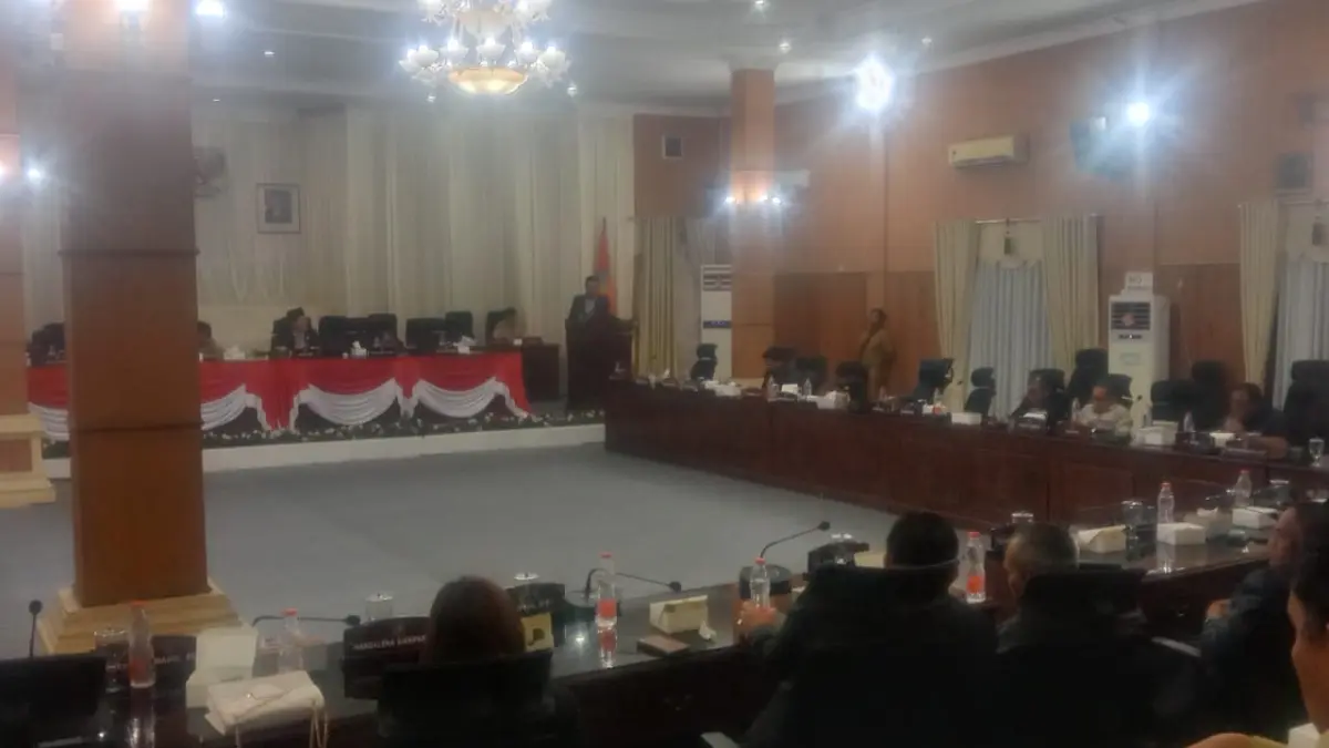 Wakil Ketua DPRD Batubara T Rodial saat memimpin  rapat paripurna DPRD Batubara dengan agenda pandangan umum fraksi terhadap Nota KUA/PPAS R-APBD Batubara Tahun Anggaran 2027, Selasa (18/8/2026). (Foto Liberti H Haloho/Sumut Pos)