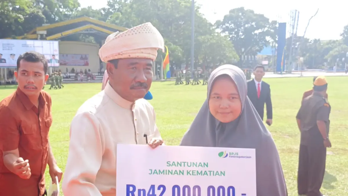 
Wali Kota Binjai, Amir Hamzah saat menyerahkan santunan JKM BPJS Ketenagakerjaan kepada penerima manfaat. (Humas BPJS Ketenagakerjaan/Sumut Pos)