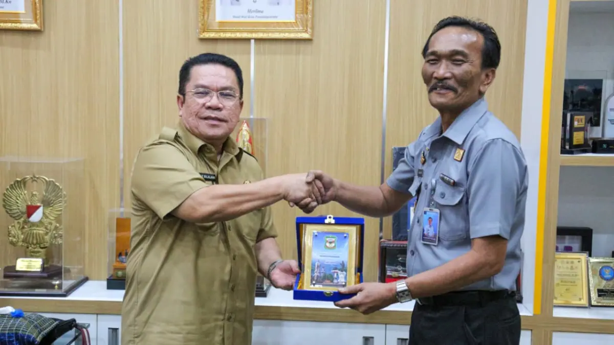 Wali Kota Pematangsiantar Wesly Silalahi dan Kepala Kantor Wilayah Kemenkum Sumut Ignatius Mangantar Tua Silalahi. (Pra Evasi/Sumut Pos)