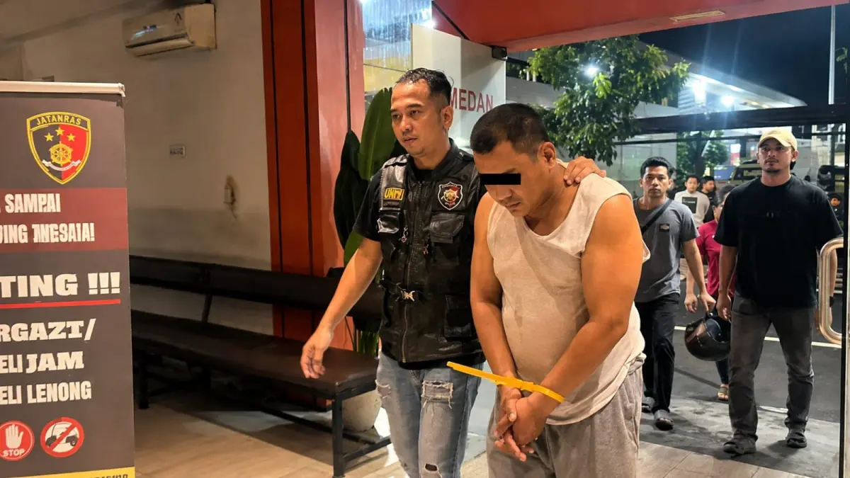 AMANKAN: Petugas mengamankan DH pelaku rudapaksa terhadap seorang remaja. (Dok: Polrestabes Medan)

