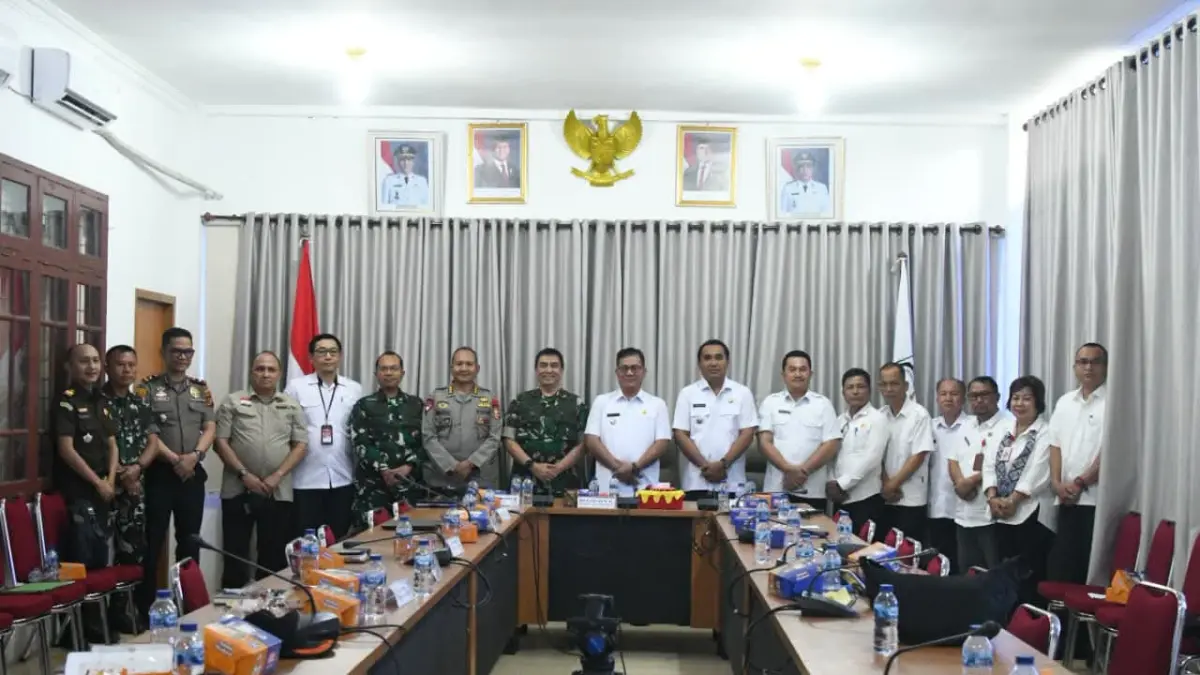Bupati dan Wakil Bupati Nias Selatan foto bersama dengan Tim PRR dan Kepala OPD. (Eriusman Duha/Sumut Pos)