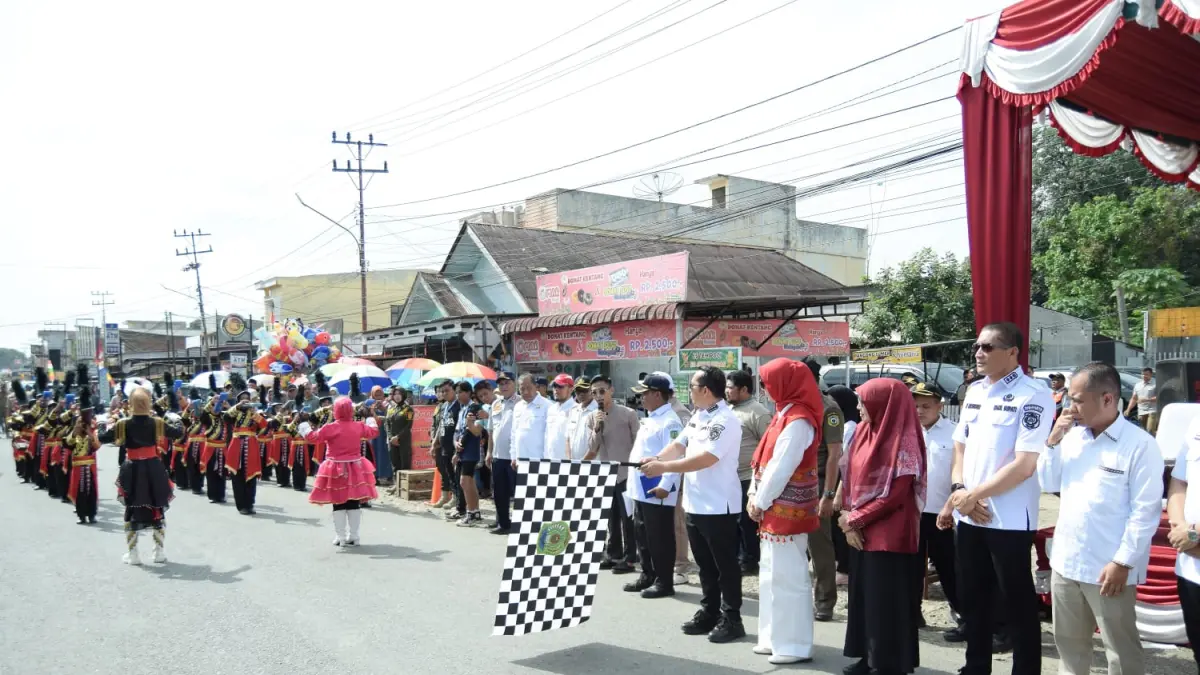 Bupati Padang Lawas resmi lepas kontingen Marching Band Padang Lawasanu ke ll, Rabu 19 Agustus 2026. (Mitra Harahap/Sumut Pos)