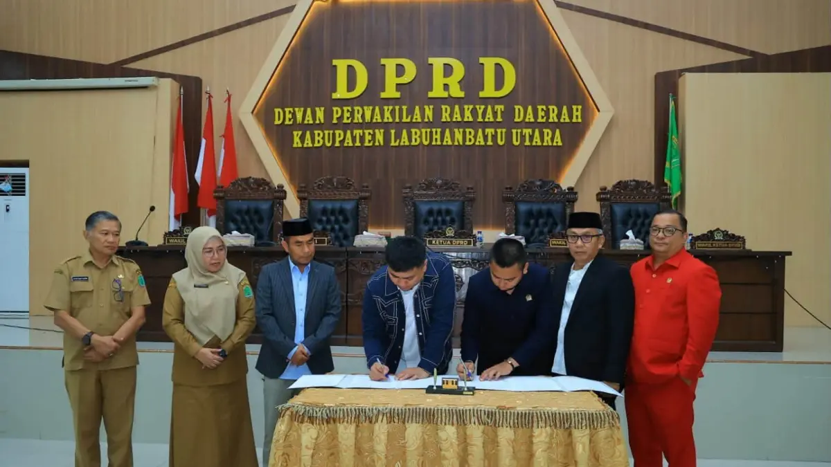 Bupati Tandatangani Nota Kesepakatan KUA dan PPAS TA 2027 di Kantor DPRD Labura. (Dok : Diskominfo Labura/Sumut Pos)