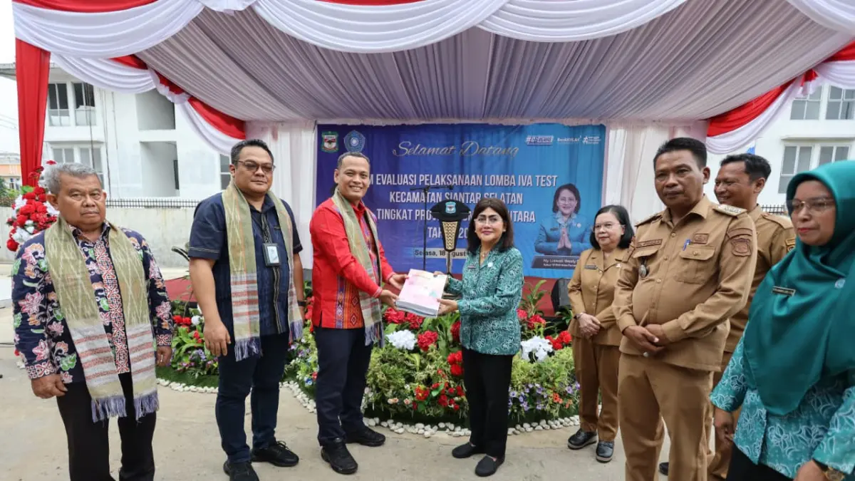  Camat Siantar Selatan Henri Purba bersma Ketua Ketua TP PKK Liswati Kota Pematangsiantar saat menerima kunjungan
Tim Evaluasi Lomba IVA Test Tingkat Provinsi Sumatera Utara. (Pra Evasi/Sumut Pos)