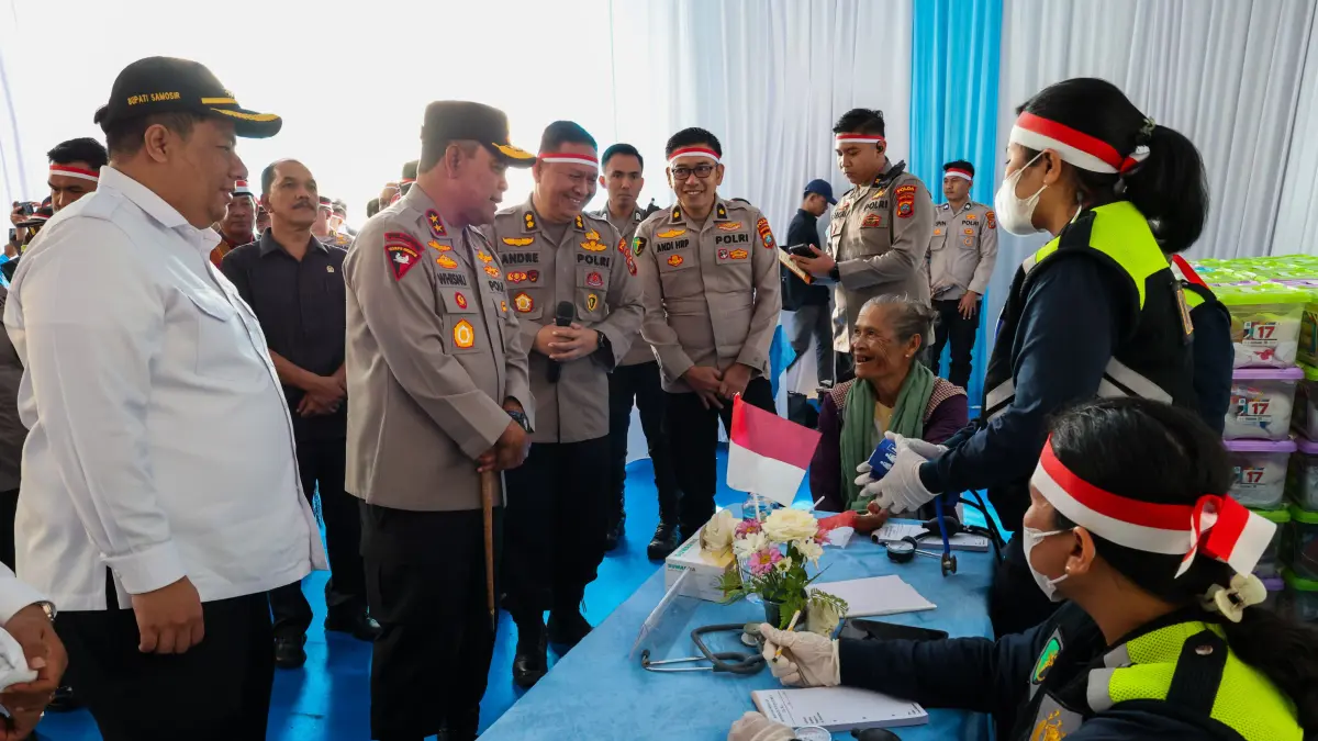 CEK: Kapolda Sumut, Irjen Pol Whisnu Hermawan Februanto saat mengecek langsung pelaksanaan bakti kesehatan, di Desa Maduma, Kecamatan Simanindo, Kabupaten Samosir, Rabu (19/8). (Dok: Polda Sumut)

