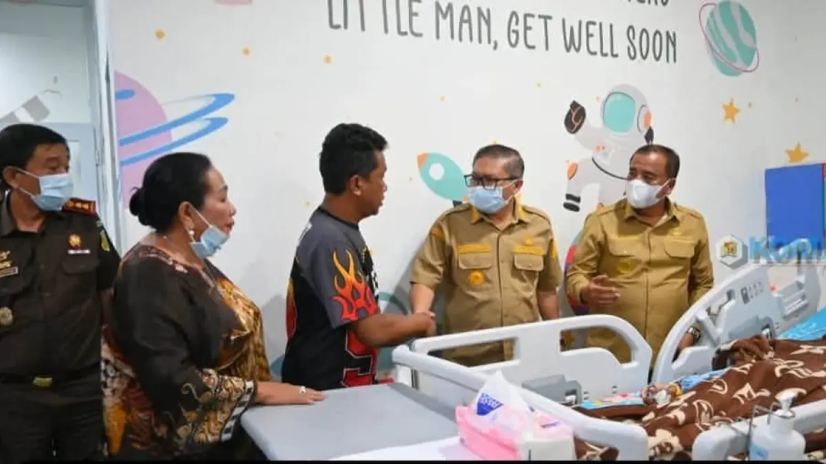 JENGUK: Bupati dan Forkopimda Karo menjenguk siswa yang keracunan MBG di RS Haji Medan. (Solideo/Sumut Pos)
