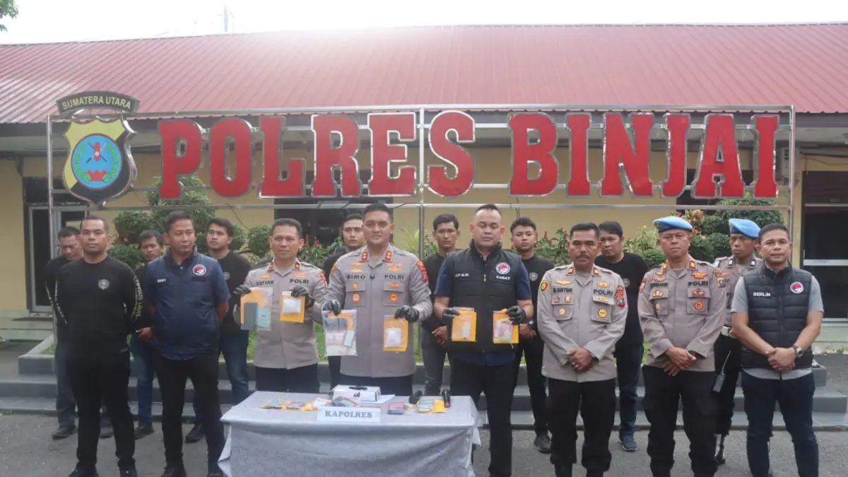 
Kapolres Binjai, AKBP R Bimo Moernanda dengan jajaran Satresnarkoba menunjukkan barang bukti hasil tangkapan tiga pekan. (Humas Polres Binjai/Sumut Pos)